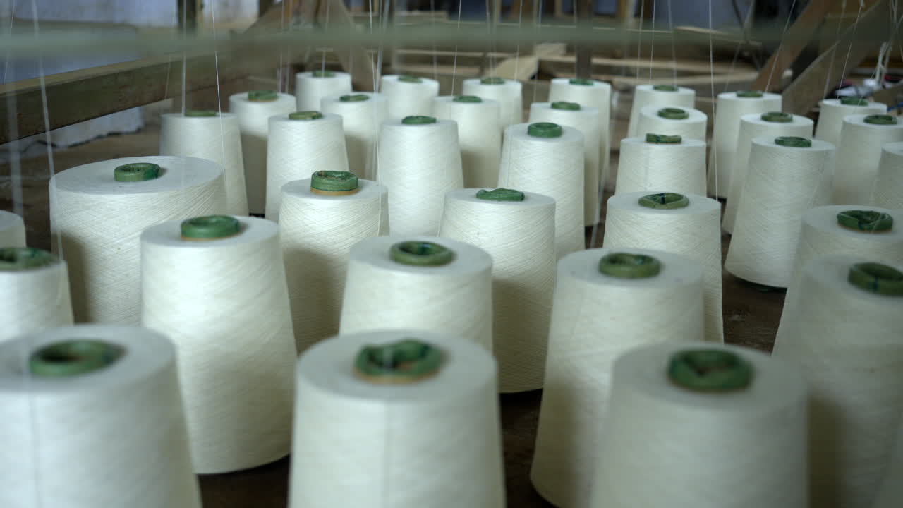 hilos textiles de hilado de máquinas tradicionales en el telar de mano en la india, kerala