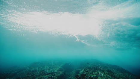 el seguimiento sigue la vista trasera de la ola que se rompe en el barril en cloudbreak fiji