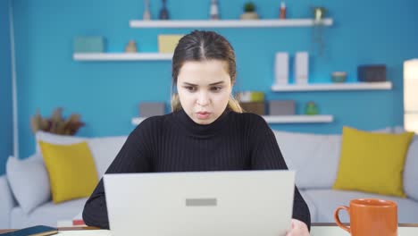 mujer joven emprendedora que trabaja en una oficina en casa con problemas.