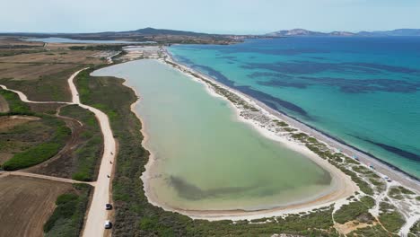 Salzsee-Und-Bagno-Sardigna-Strand-In-Stintino,-Sardinien,-Italien---4k-Antenne