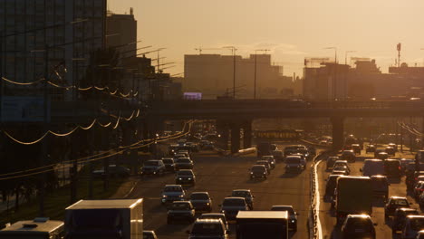 Carretera-Muy-Transitada-Durante-La-Tarde-Dorada.-Infraestructura-De-La-Ciudad-En-Hora-Punta