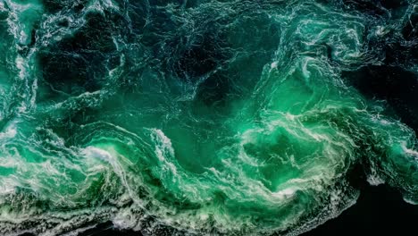 las olas de agua del río y el mar se encuentran durante la marea alta y la marea baja.