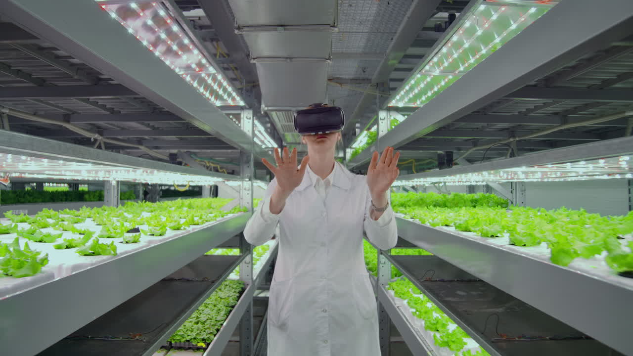 plantación hidroponica vertical una mujer con una bata blanca utiliza tecnologías de realidad virtual que simulan el funcionamiento de la interfaz.