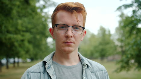 joven en un parque