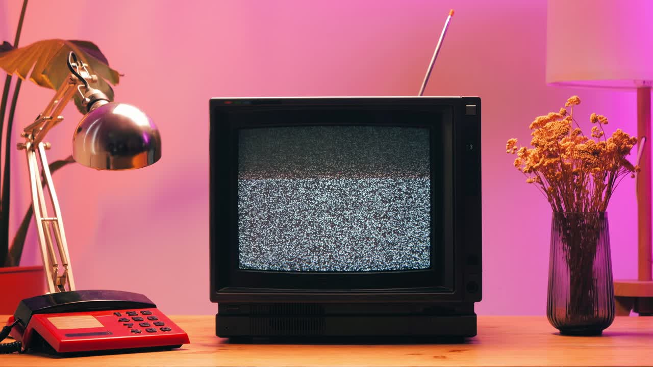 레트로 tv, 노스탈기적인 설정으로 빈티지 tv, 레트로 tv는 화면에 곡물을 표시합니다, 무서운 할로윈 밤 장치, 크로마 키 및 그린 스크린에 좋습니다.
