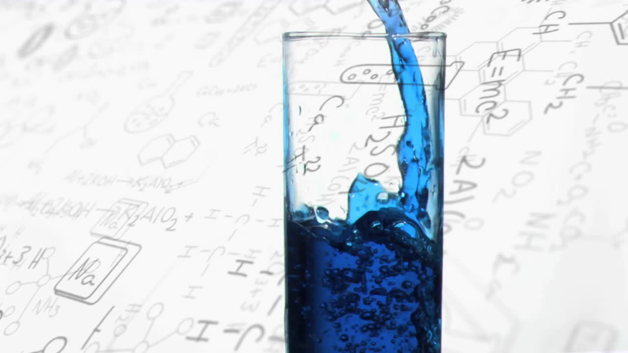 실험실 컵에 액체에 대한 과학적 데이터 처리의 애니메이션