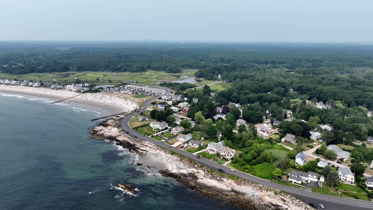 Vista aerea con drone di una spiaggia e di una costa rocciosa nel New Hampshire