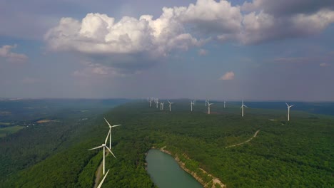 Fliegen-In-Richtung-Windkraftanlagen-Auf-Dem-Gipfel-Der-Berge-Von-Pennsylvania