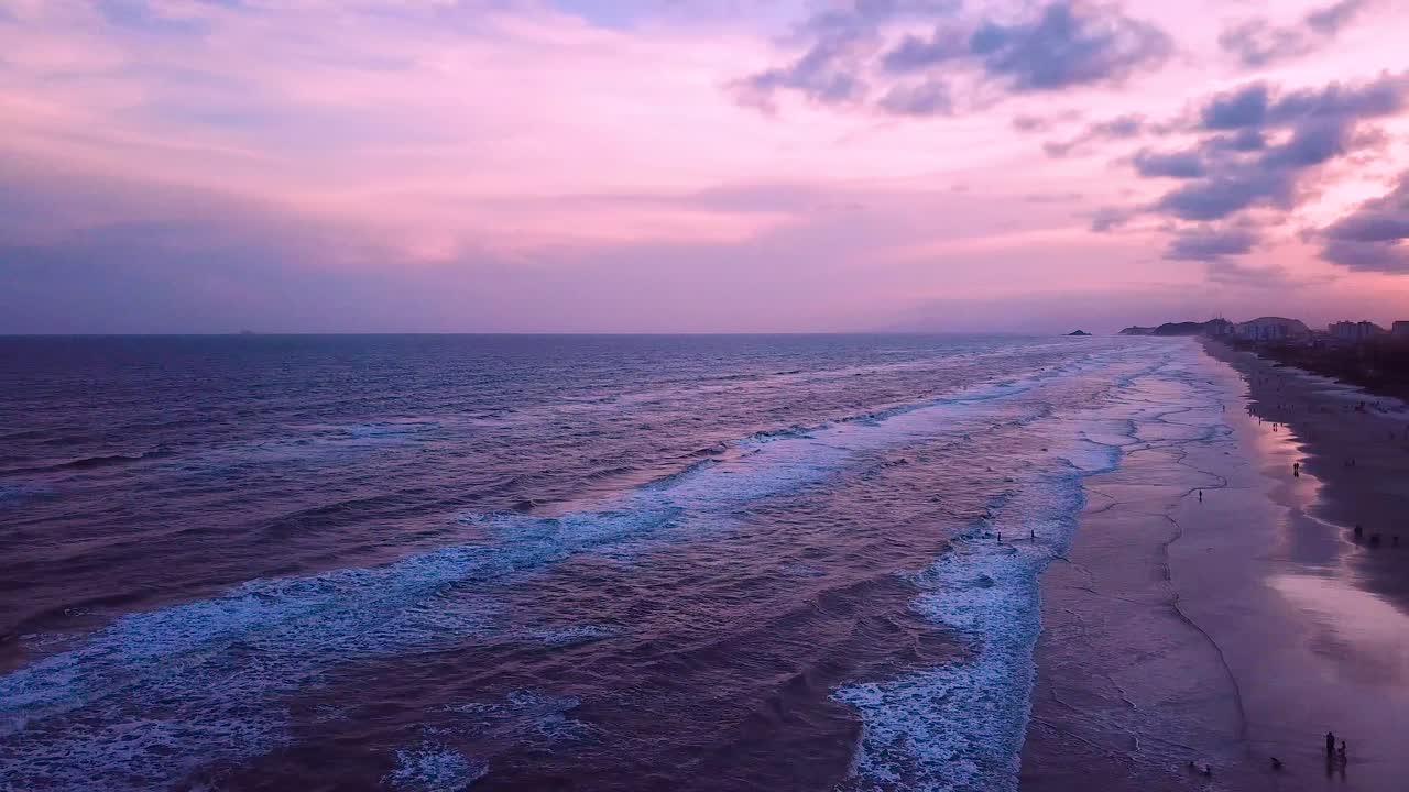 drone panorámica de la noche en la playa en brasil, gran color