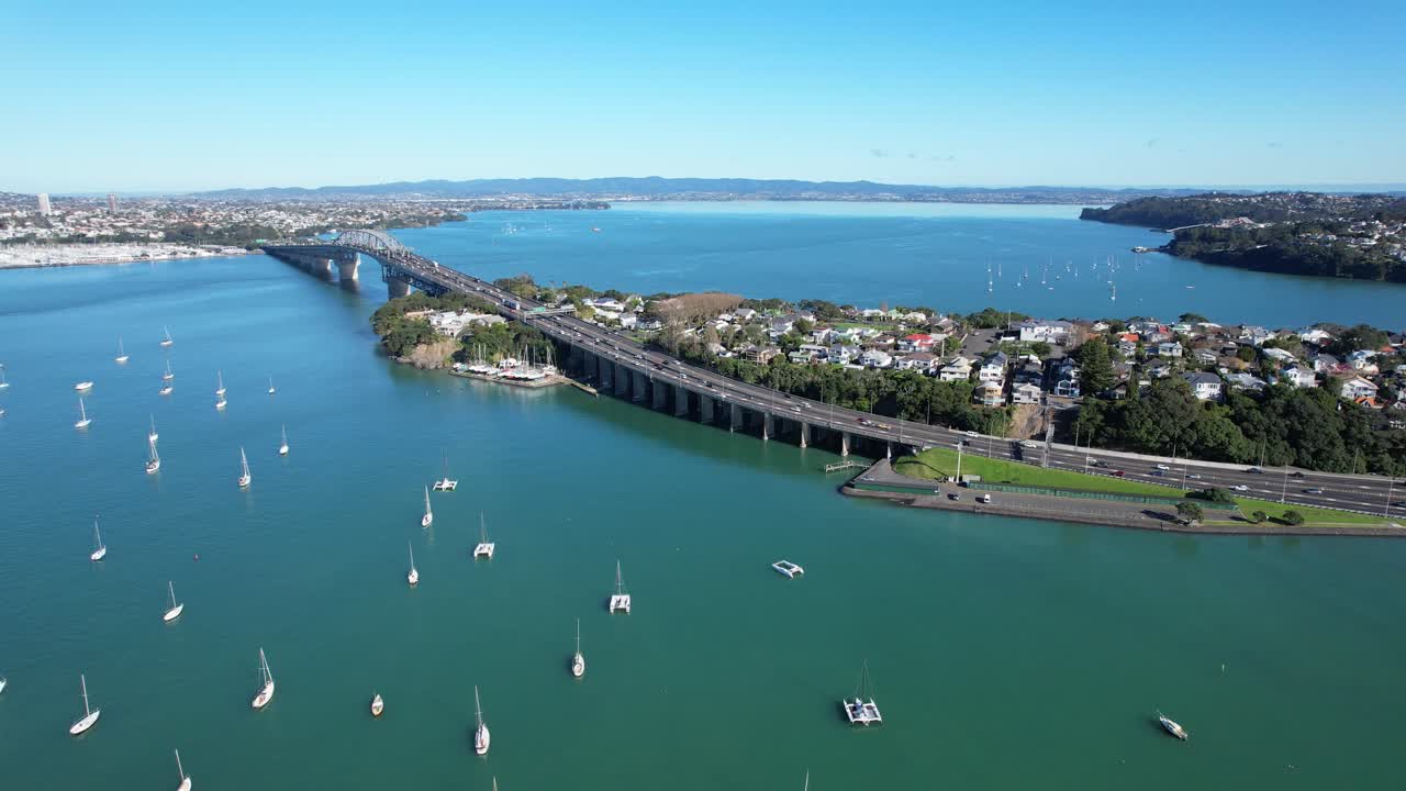 오클랜드 근처에 정박한 레저 보트 (auckland skyline view from northcote point, auckland, new zealand)