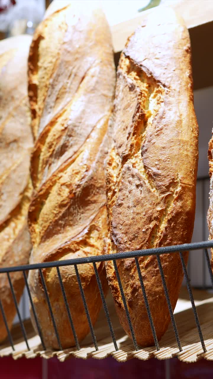 Baguette appena sfornate in esposizione in una panetteria