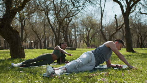 Menschen,-Die-Im-Wald-Sport-Treiben