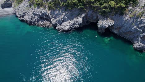 Antena-De-La-Costa-De-La-Isla-De-Evoia-Con-Agua-De-Mar-Prístina-Durante-Un-Día-Soleado-De-Verano-En-Un-Destino-De-Vacaciones-En-Grecia,-Europa