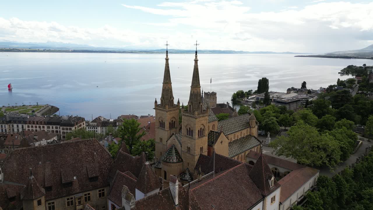 스위스 네우샤텔의 리포르마트 교회 (collegiate church of neuchâtel, reformed church in switzerland) - 호수 근처의 공중 사진