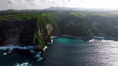 Aerial-view-of-beautiful-Kelingking-Beach-of-Nusa-Penida-island,-Bali-in-Indonesia