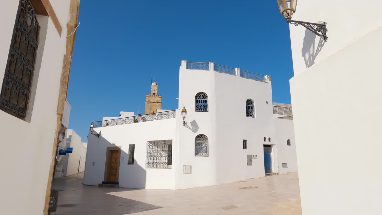 pintorescas casas blancas en la kasbah de los udayas, marruecos