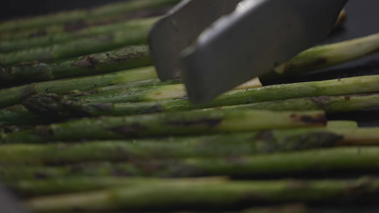 Frying asparagus by using tongs