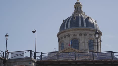 Außenansicht-Der-Kuppel-Des-Institut-De-France-In-Paris,-Aufgenommen-In-Zeitlupe-1