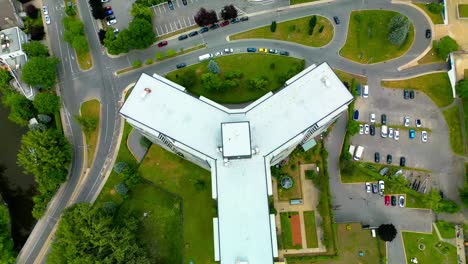 Antena-De-Drones-De-Laval-Quebec-Sobre-El-Paseo-Marítimo-Des-Iles-Vista-De-Pájaro-Con-Vistas-A-Los-Muelles-Frente-Al-Mar-Con-Pequeños-Botes-Atracados-En-La-Orilla-En-Un-Día-Soleado-De-Verano-Con-Muchos-Edificios-De-Condominios-En-Una-Ciudad-Tranquila