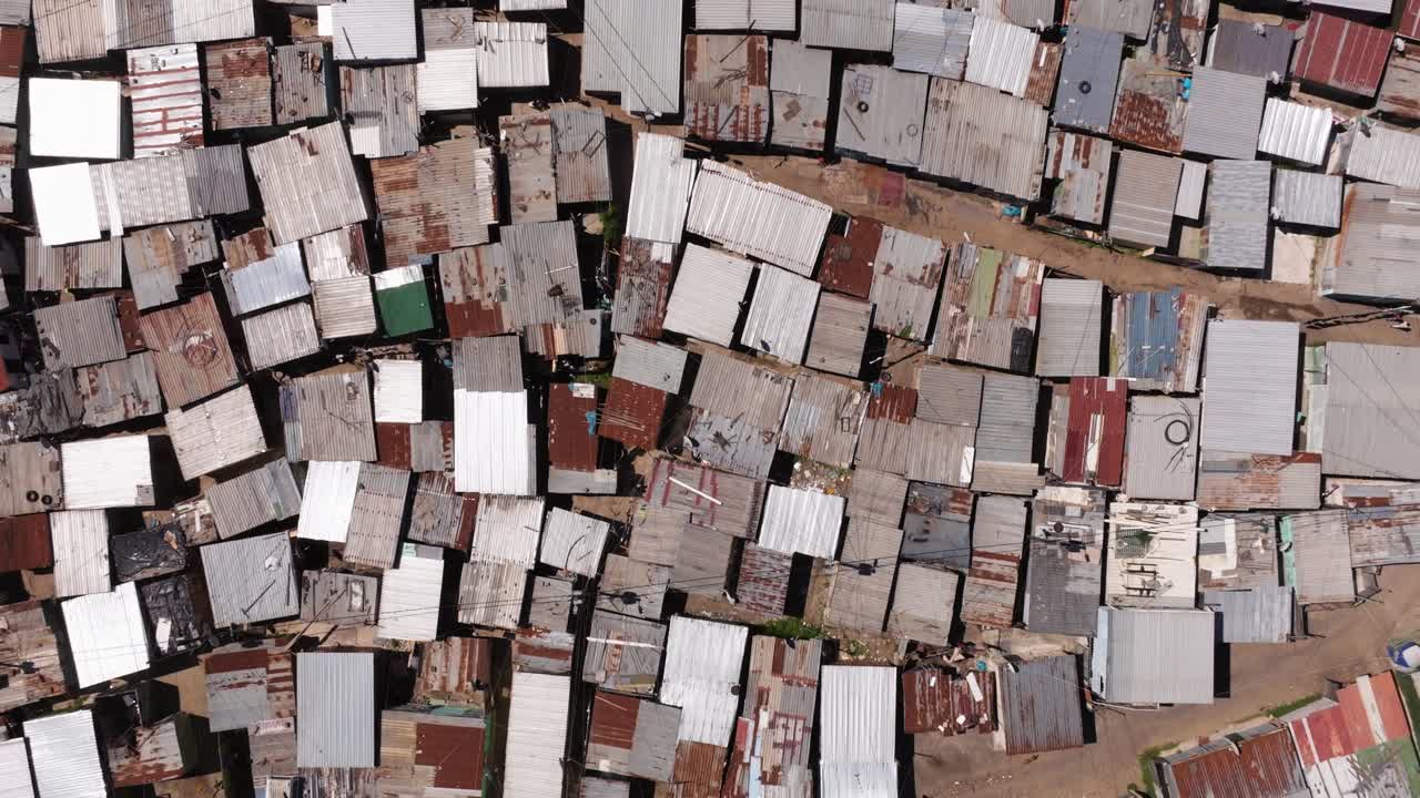 드론이 남아프리카의 가난한 타이 타운에 내려온다 - 극심한 빈곤, 공중 관점