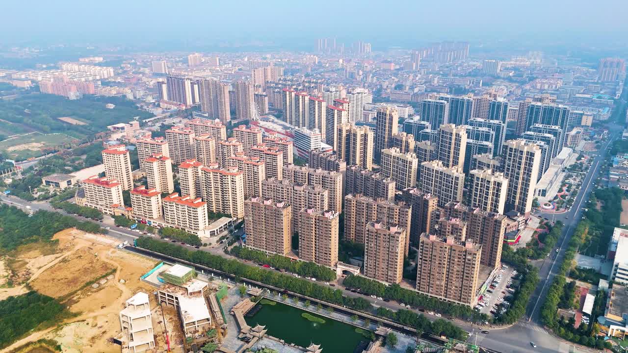 Vista aérea de edifícios altos no Condado de Zhouzhi, Província de Shaanxi, China