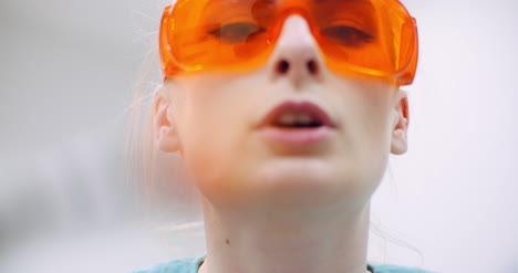 doctora con gafas anti uv en la clínica de salud