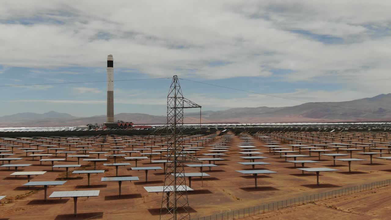 Vista aerea di una torre di trasmissione elettrica all'interno della centrale solare a concentrazione Noor con campo di specchi eliostatici e torre solare a Ouarzazate, Marocco.