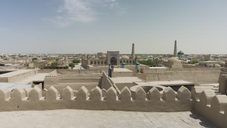 Estructuras-Antiguas-En-El-Casco-Antiguo-De-Khiva,-Uzbekistán---Panorámica