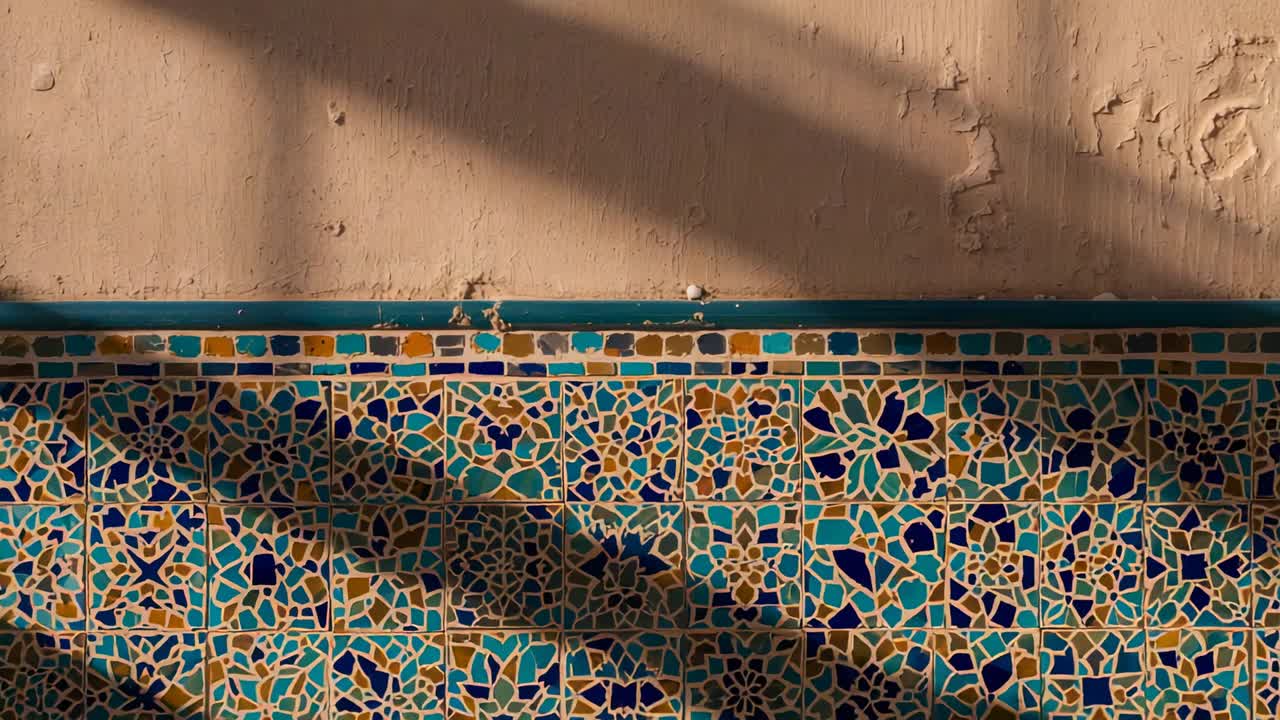 La luce del sole entra da sinistra proiettando un'ombra diagonale attraverso la piastrella a mosaico sulla parete del corridoio, con il bordo che si sposta.