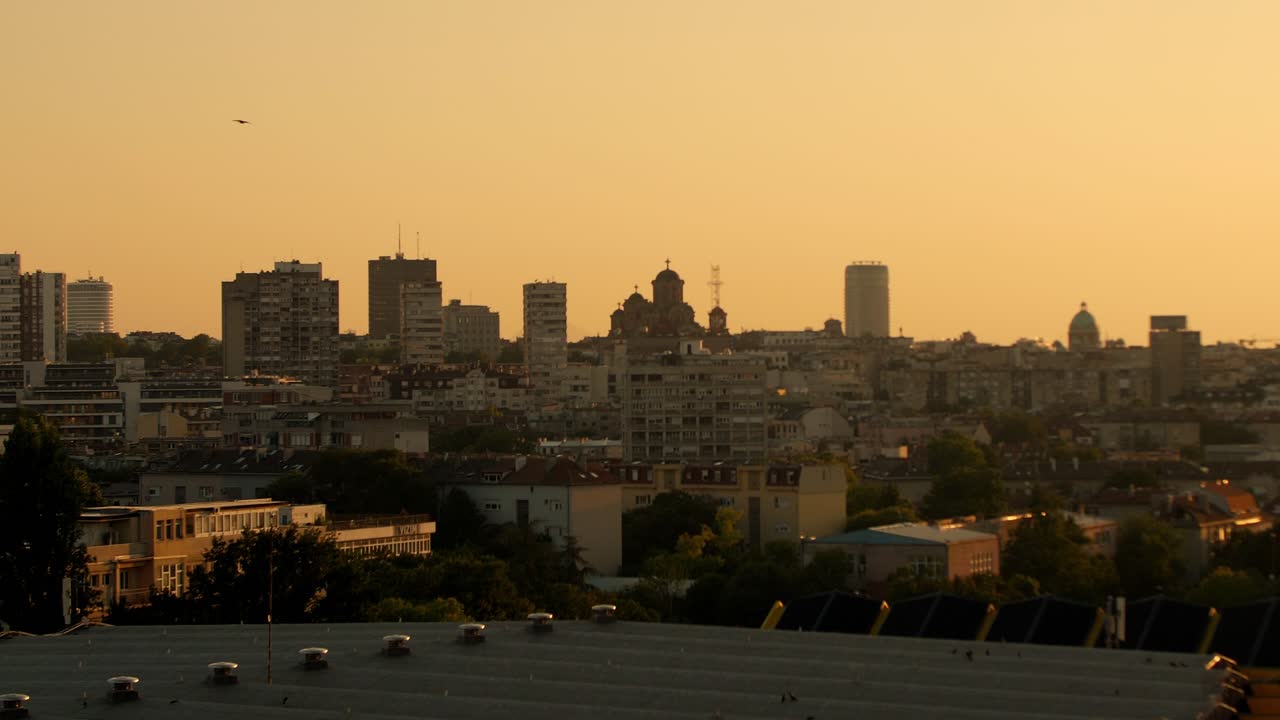 Vista aerea consolidata dello skyline del paesaggio urbano di Belgrado, capitale della Serbia, durante un tramonto mozzafiato