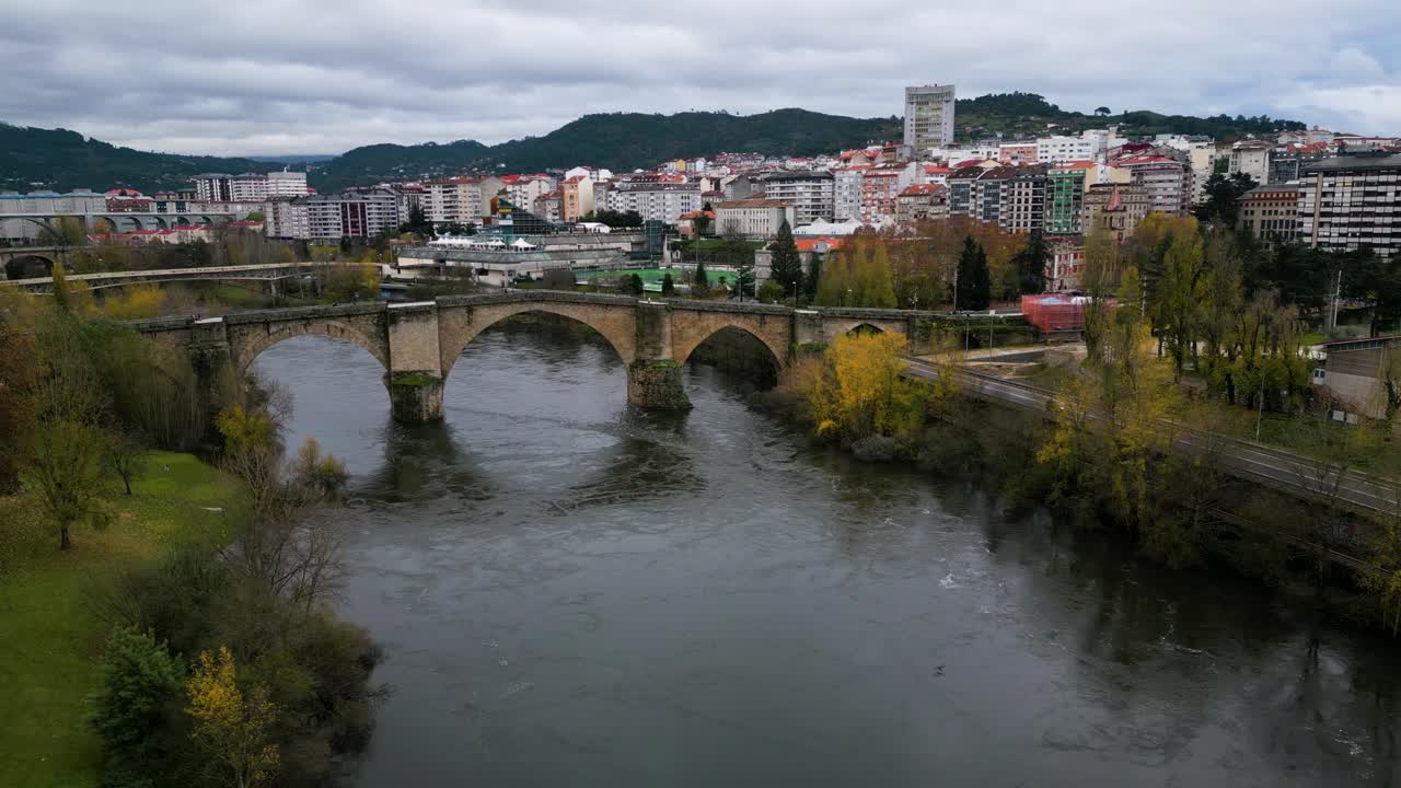 Panoramica aerea intorno al Ponte Romano di Ourense sul fiume Miño a Ourense, Galizia, Spagna in autunno.