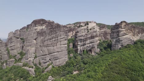 Amplia-Vista-Aérea-Del-Monasterio-De-Varlaam-Construido-Sobre-Un-Acantilado-Escarpado,-Meteora