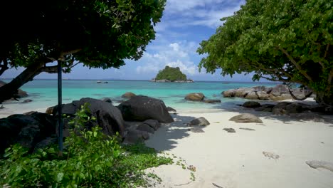 Koh-Lipe-Thailand-Tropischer-Strand-An-Warmen,-Sonnigen-Tagen-Mit-Sauberem-Weißen-Sand-Und-Ruhigem-Blauen-Wasser