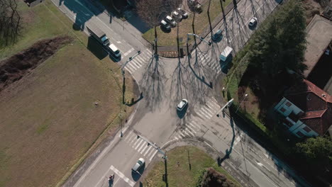 Escena-De-Vehículos-Que-Viajan-En-La-Carretera-De-Intersección-Durante-El-Día-Soleado-En-Arcore,-Norte-De-Italia