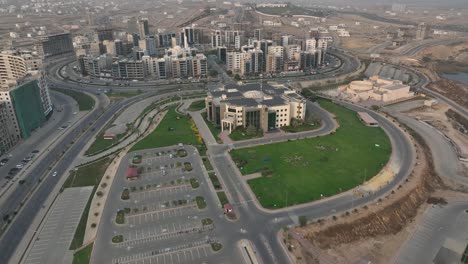 Vista-Aérea-Del-Edificio-De-La-Oficina-Central-De-La-Ciudad-De-Bahria-Y-Del-Proyecto-Comercial-Medway-En-Karachi