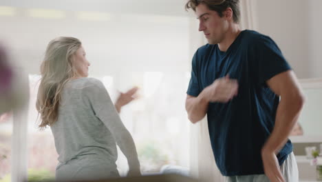 pareja joven feliz bailando en casa celebrando divirtiéndose fin de semana por la mañana juntos disfrutando de un divertido baile en el dormitorio celebración de una relación exitosa 4k footage