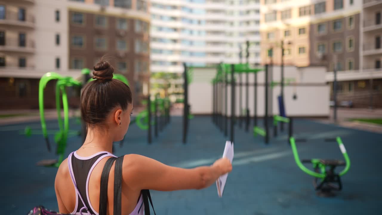 женщина занимается спортом на открытом воздухе.