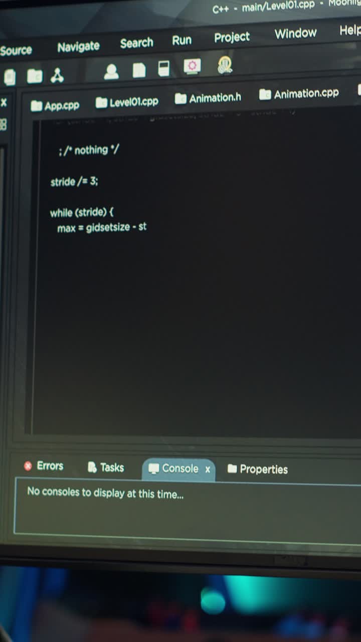 Técnico de vídeo vertical haciendo control de calidad de software, leyendo código fuente en un PC