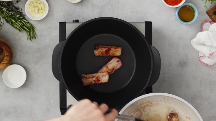 パンで肋骨を調理する作物の人