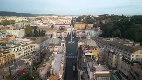 una toma aérea revela la piazza del popolo, una plaza histórica en la ciudad italiana de roma.