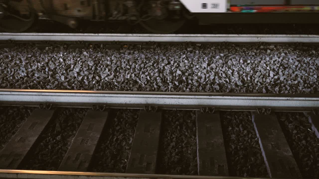 tren que pasa por los rieles