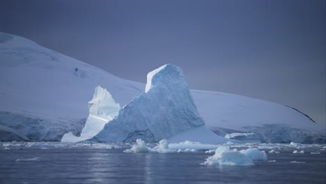 Grandes-Formaciones-De-Hielo-De-Iceberg-En-El-Mar,-Flotando-En-El-Agua-Del-Mar-Del-Océano-Antártico-En-Un-Hermoso-Paisaje-Invernal-De-La-Península-Antártica,-Naturaleza-Increíble-En-La-Costa-Costera-Escena-De-Enormes-Icebergs-Enormes