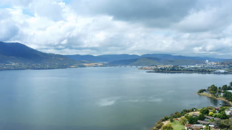 vuelo aéreo de drones sobre el río hobart derwent y el horizonte de la ciudad en tasmania, australia 4k