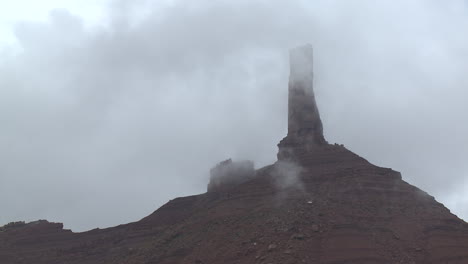 Castleton-Tower,-Es-Una-Torre-De-Piedra-Arenisca-Wingate-De-400-Pies-Que-Se-Encuentra-En-Un-Cono-Moenkopi-chinle-De-1,000-Pies-Sobre-El-Borde-Noreste-De-Castle-Valley,-Utah