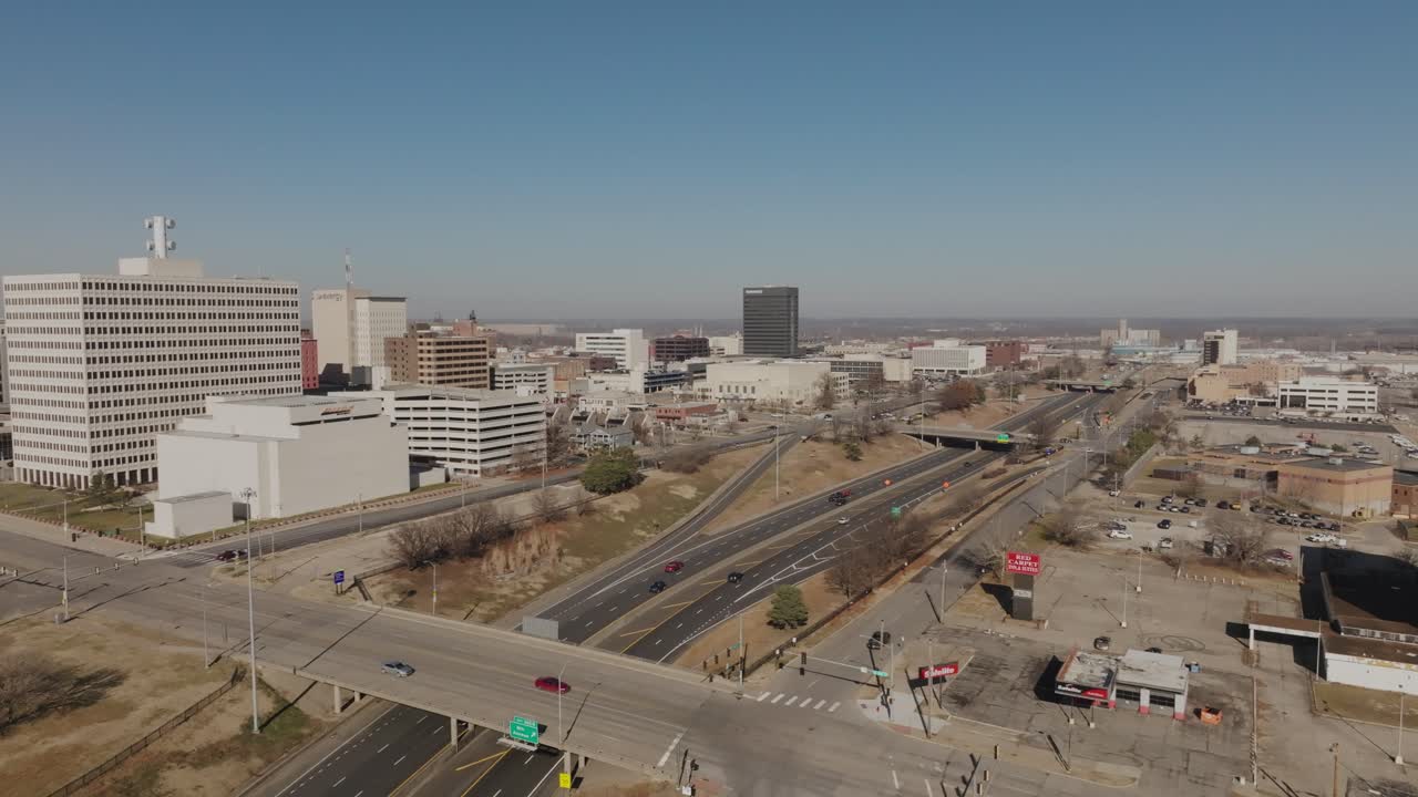 Ripresa aerea con drone che ruota da destra a sinistra mostrando il Campidoglio dello Stato del Kansas e la città circostante di Topeka. Scena di presentazione cinematografica che mette in risalto il governo, il paesaggio urbano e le infrastrutture civiche.