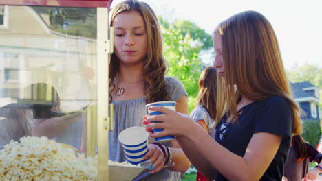 Mädchen-Servieren-Sich-Popcorn-Auf-Einer-Blockparty-In-Der-Nachbarschaft