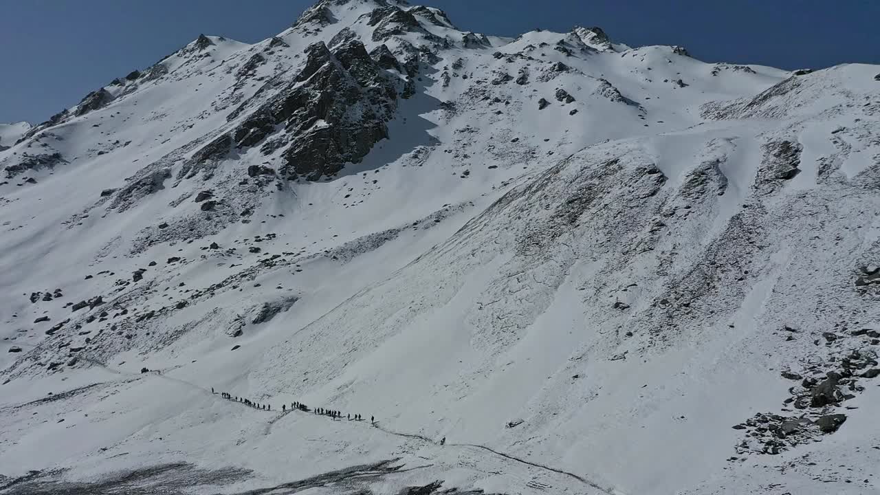 사르 패스의 가파른 산길을 트레킹하는 등산객 - 공중 촬영