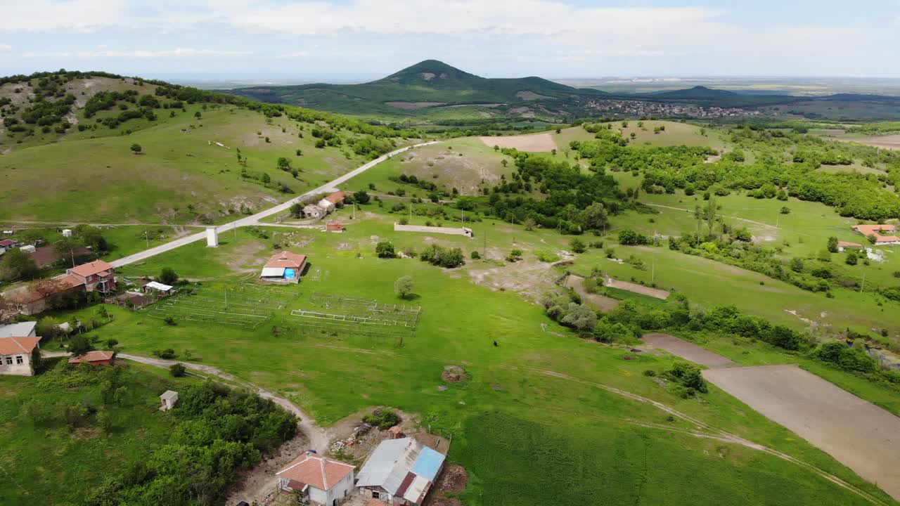 volando sobre un pequeño pueblo con campos verdes