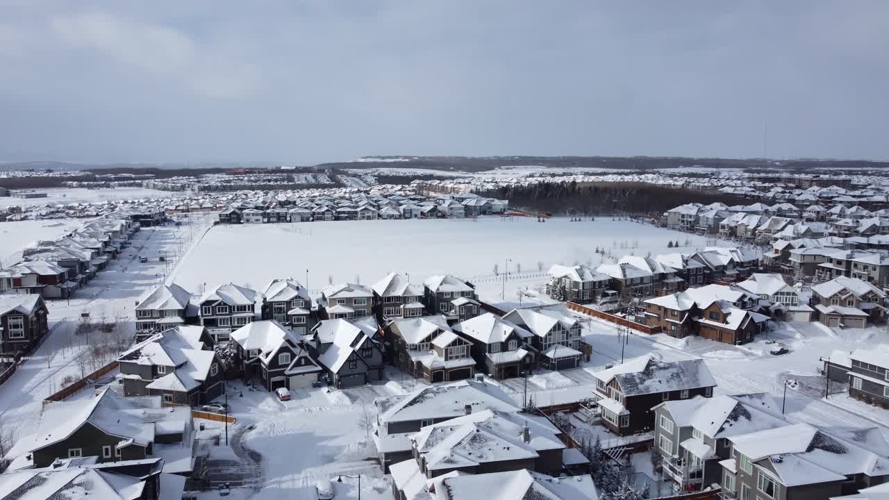 겨울에 앨버타 주 캘거리에 있는 교외 지역 사회의 공중 전망