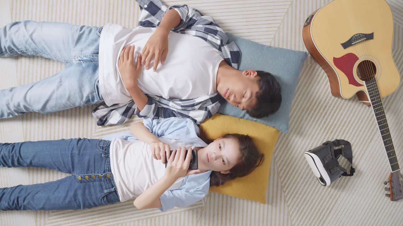 친구들이 음악과 기술로 집에서 휴식을 취하고 있습니다.